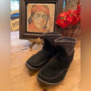 Columbia black suede and dark grey felted comfortable booties